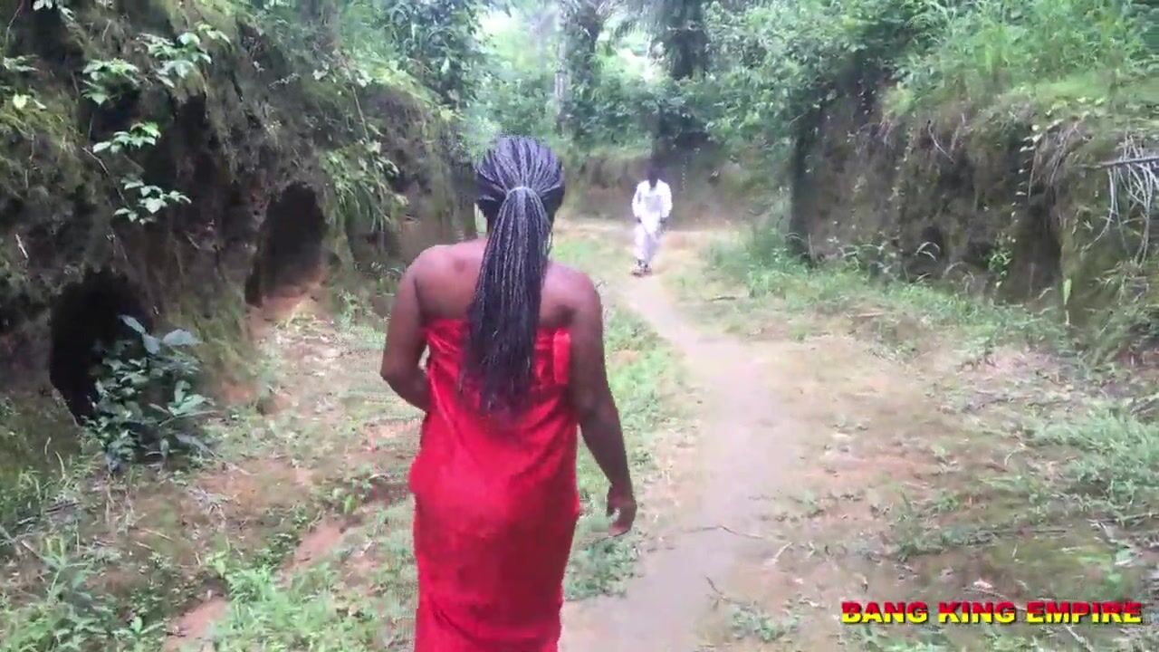 Le fils dun millionnaire explore les routes dun village africain photo